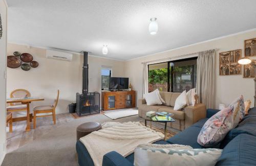 Turangi Casa | The Yellow Cottage - Turangi Holiday Home