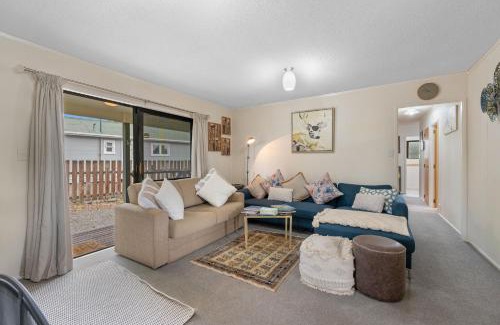 Turangi Casa | The Yellow Cottage - Turangi Holiday Home