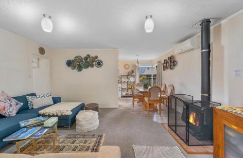 Turangi Casa | The Yellow Cottage - Turangi Holiday Home