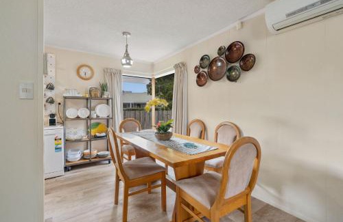 Turangi Casa | The Yellow Cottage - Turangi Holiday Home