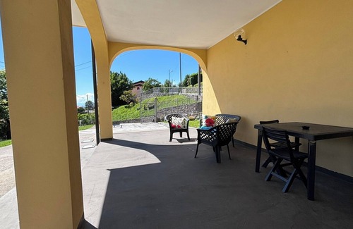 Colle Brianza Apartamento | The Yellow House - Holly large apartment, rustic connected to the garden
