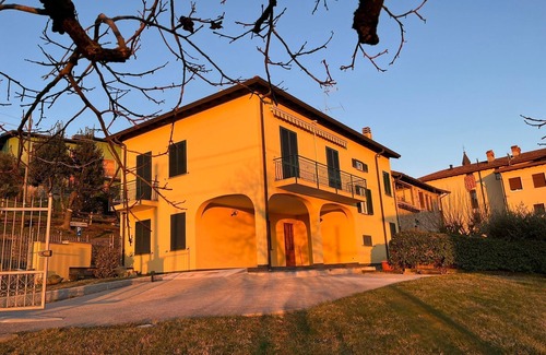 Colle Brianza Apartamento | The Yellow House - Holly large apartment, rustic connected to the garden