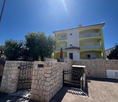 Milcetici Apartamento | The Yellow House