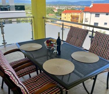 Milcetici Apartamento | The Yellow House