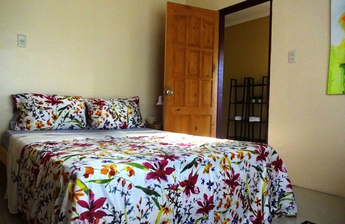 Tagbilaran Casa | The Yellow House