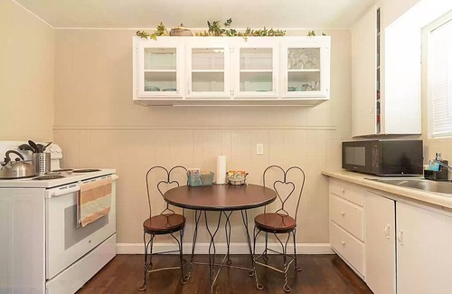 Amarillo Apartamento | The Yellow Rose Apartment: Above garage apartment in cozy, quiet neighborhood