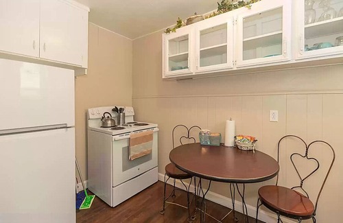 Amarillo Apartamento | The Yellow Rose Apartment: Above garage apartment in cozy, quiet neighborhood