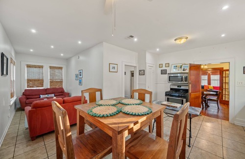 Travis Heights Casa | The Yellow Rose of SoCo:Charming Home Steps from South Congress and 1 mile to Downtown