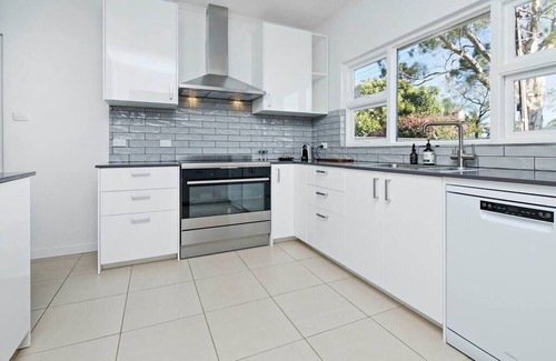 Blair Athol Casa | The Zebra - 4Bdrm, Slps 8, 2 Bathrm, Wi-Fi, Solar