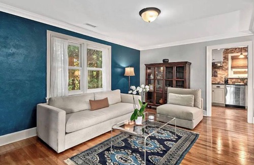 Hendersonville Casa | The Zen Den-Beautiful Home/Gardens/Walk to Downtown/Gas BBQ/Hot Tub/Fire Pit
