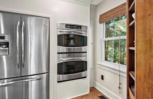 Hendersonville Casa | The Zen Den-Beautiful Home/Gardens/Walk to Downtown/Gas BBQ/Hot Tub/Fire Pit