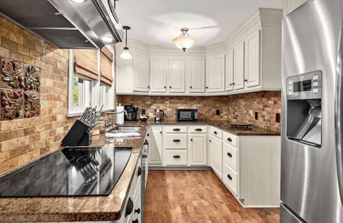 Hendersonville Casa | The Zen Den-Beautiful Home/Gardens/Walk to Downtown/Gas BBQ/Hot Tub/Fire Pit