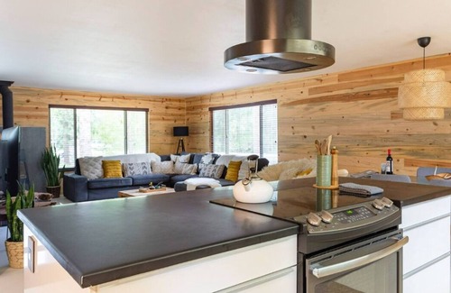 Mount Hood Village Casa | The Zen Den Modern Retreat Hot Tub & River Access