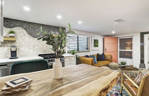 Galveston Apartamento | The Zen Den: Where nature's elements come together with modern comfort!