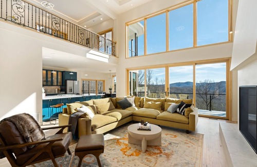 South Fork Casa | Theater, Hot Tub, Sauna, EV charger & Epic Views!