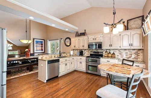 Prairie Point-Wildberry Casa | Theater*Steam Shower*Gym*Bar