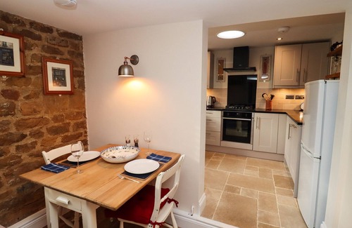 Adderbury Cabaña | THELWALL COTTAGE, romantic, with open fire in Adderbury