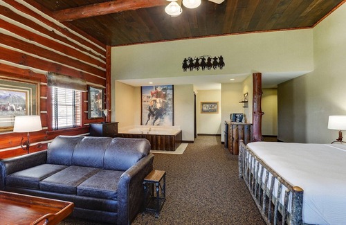 Columbia Hotel | Theme Suite w/ Whirlpool, Living Area & Fireplace! Stoney Creek, Pool