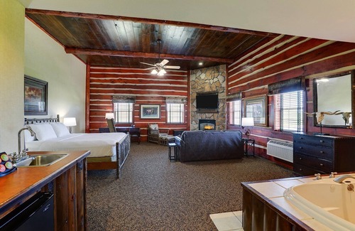Columbia Hotel | Theme Suite w/ Whirlpool, Living Area & Fireplace! Stoney Creek, Pool