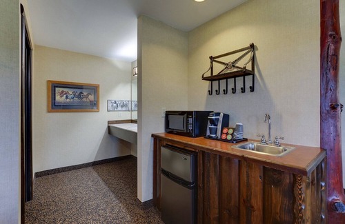 Columbia Hotel | Theme Suite w/ Whirlpool, Living Area & Fireplace! Stoney Creek, Pool