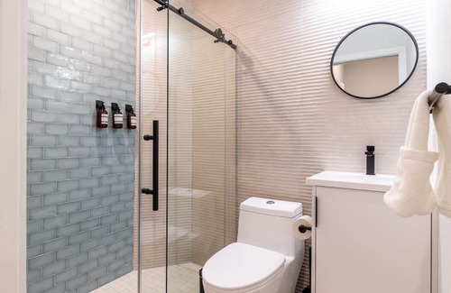 Gayborhood Apartamento | Thena Hotel - Beautiful 1 Bedroom