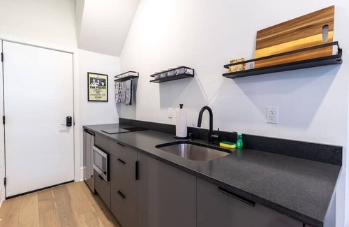 Gayborhood Apartamento | Thena Hotel - Huge Studio - Midtown