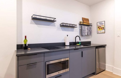 Gayborhood Apartamento | Thena Hotel - Oversized 1 Bedroom