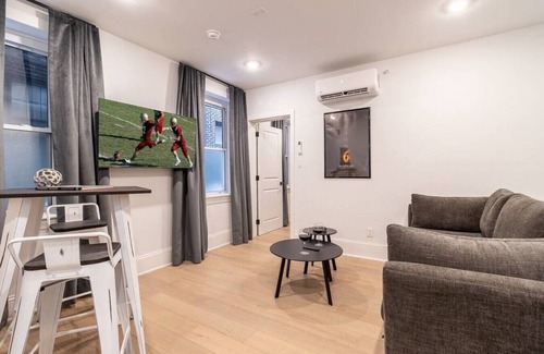 Gayborhood Apartamento | Thena Hotel - Oversized 1 Bedroom