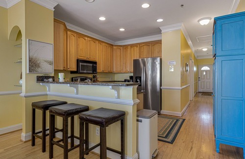 Folly Beach Villa | Condominio en el tercer piso con vistas al océano y piscina / jacuzzi compartidos.