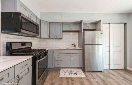 Michigan City Apartamento | This 3 bedroom, 2 bathroom home is in a scenic area but closes to Indiana Dunes National Park.