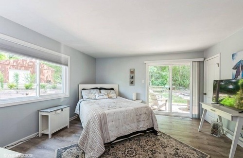 Michigan City Apartamento | This 3 bedroom, 2 bathroom home is in a scenic area but closes to Indiana Dunes National Park.