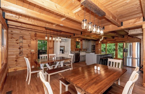Townsend Cabina | This 5 bedroom 5 bath log cabin with spectacular views, secluded, & Hot-tub