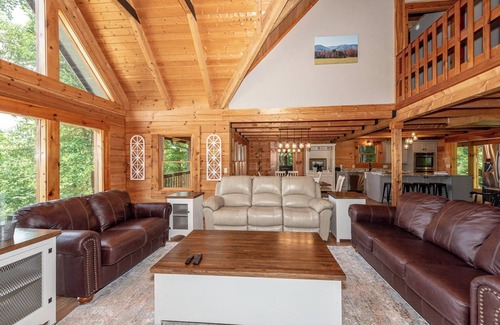 Townsend Cabina | This 5 bedroom 5 bath log cabin with spectacular views, secluded, & Hot-tub