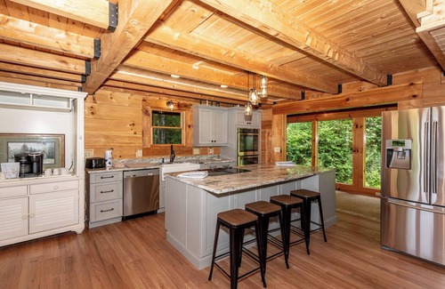 Townsend Cabina | This 5 bedroom 5 bath log cabin with spectacular views, secluded, & Hot-tub