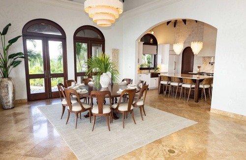 Estate Chocolate Hole and Great Cruz Bay Villa | This 6 bedroom luxury villa located in Chocolate Hole is newly renovated and tastefully decorated