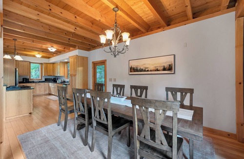 Townsend Cabina | This Amazing home has much to offer ,spacious rooms & and a hot-tub for relaxing