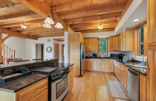 Townsend Cabina | This Amazing home has much to offer ,spacious rooms & and a hot-tub for relaxing