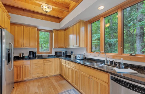 Townsend Cabina | This Amazing home has much to offer ,spacious rooms & and a hot-tub for relaxing