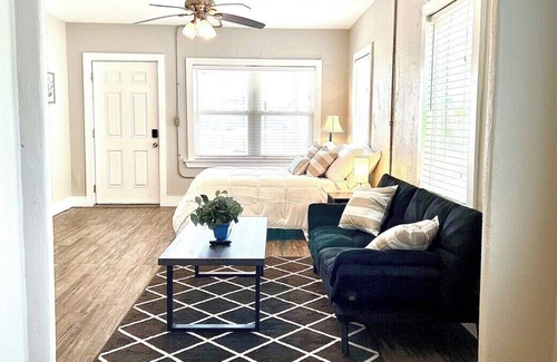 Central City Apartamento | This apartment is a 0 bedroom(s), 1 bathrooms, located in Corpus Christi, TX.