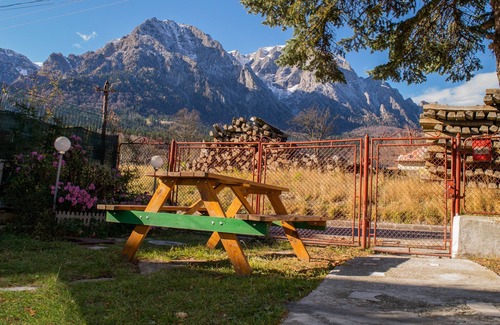 Busteni Apartamento | This apartment includes a seating area, a flat-screen TV with games console.