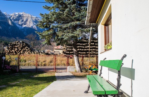 Busteni Apartamento | This apartment includes a seating area, a flat-screen TV with games console.