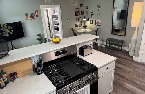 Country Club Plaza Area Apartamento | This apartment is a 1 bedroom(s), 1 bathrooms, located in Kansas City, MO.