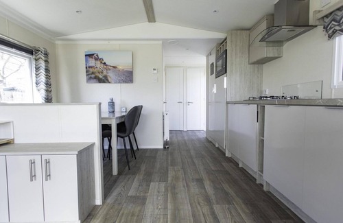 Sint Maarten Chalet De Esquí | This beautiful chalet is located on the edge of the park overlooking one of the oldest dikes in the Netherlands: the Valkkogerdijk.