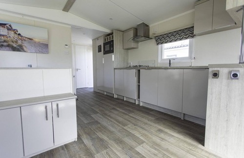 Sint Maarten Chalet De Esquí | This beautiful chalet is located on the edge of the park overlooking one of the oldest dikes in the Netherlands: the Valkkogerdijk.