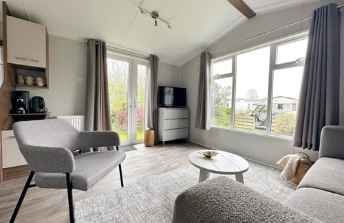 Sint Maarten Casa | This brand new chalet is located on the edge of the park with a view of the meadows and the Valkogerdijk. It has an enclosed garden with a lovely terrace.
