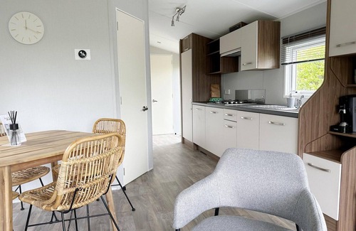 Sint Maarten Casa | This brand new chalet is located on the edge of the park with a view of the meadows and the Valkogerdijk. It has an enclosed garden with a lovely terrace.