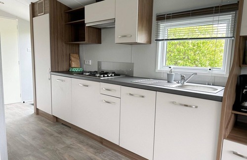 Sint Maarten Casa | This brand new chalet is located on the edge of the park with a view of the meadows and the Valkogerdijk. It has an enclosed garden with a lovely terrace.
