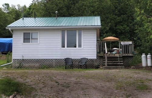 Wiarton Cabina | This cabin is a 2 bedroom(s), 1 bathrooms, located in Wiarton, Ontario.
