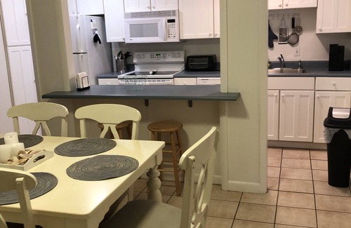 Demere Park Condominio | This condo is a stroll to the pier and 10 restaurants and 1.2 miles to beach!