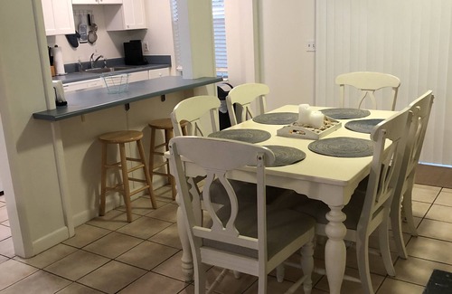 Demere Park Condominio | This condo is a stroll to the pier and 10 restaurants and 1.2 miles to beach!